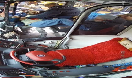 Otobüs şoförüne tekme ve yumruklu saldırı kamerada
