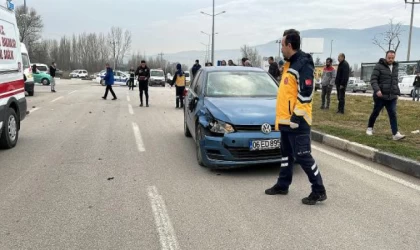 Otomobil ile çarpışan elektrikli bisikletteki anne- oğul yaralandı
