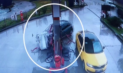 Otomobilin akaryakıt istasyonundaki pompaya çarptığı kaza kamerada