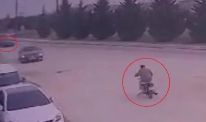 Otomobilin altına giren motosikletli ağır yaralandı; kaza kamerada