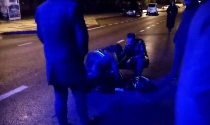 Otomobille çarparak yaraladığı yayanın yanında ağladı