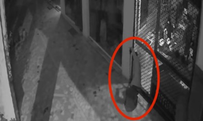 (Özel) Bursada kuyumcu soygunu kamerada: Elleriyle koymuş gibi altınları buldular