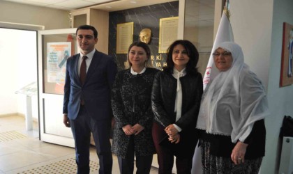 (ÖZEL) Valinin eşi ilçe ilçe gezerek kadınları kanser konusunda bilinçlendiriyor