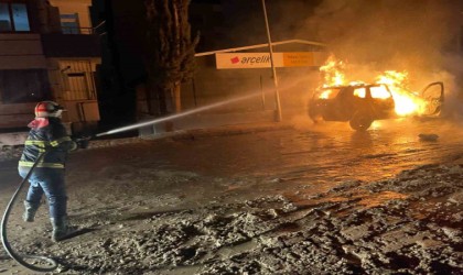 Park halindeki otomobil alev alev yandı, o anlar kamerada