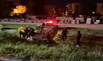 Polis aracı, yol kenarındaki arsaya devrildi; 3 yaralı