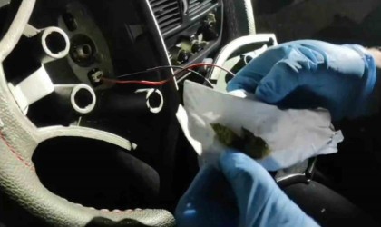 Polis ekiplerinin durdurduğu aracın direksiyonundan uyuşturucu çıktı: 2 tutuklama