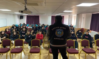 Polisler, ‘Güvenli Okullar için öğretmen ve öğrencilere seminer verdi