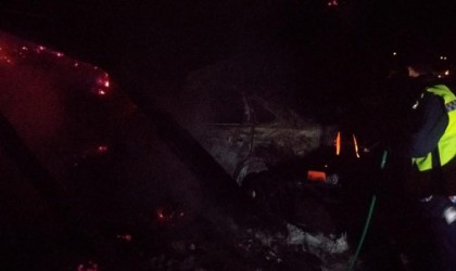 Samanlıkta çıkan yangın otomobili kullanılmaz hale getirdi