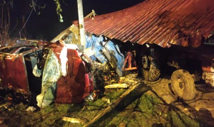 Samsunda otomobil evin bahçesine uçtu: 1 ölü, 1 yaralı