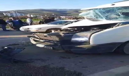 Servis minibüsü ile tır çarpıştı: 12 yaralı