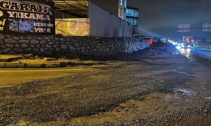 Seyir halindeki otomobil çukura düştü