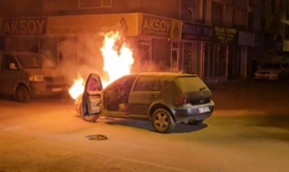 Seyir halindeyken alev alan otomobildeki 4 kişi ölümden döndü