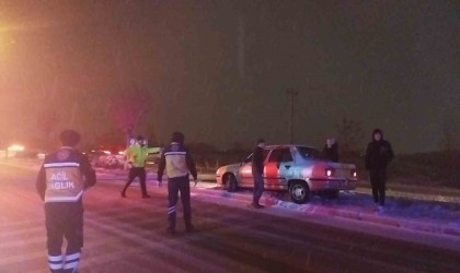 Sivasta buzlanan yol kazalara neden oldu