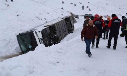 Sivasta cenaze yakınlarını taşıyan otobüs devrildi: 20 yaralı