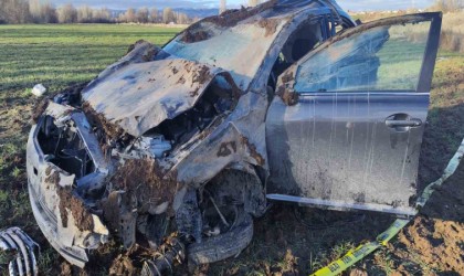 Sivasta otomobil tarlaya uçtu: 1 ölü, 1 yaralı