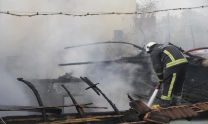 Sobadan çıkan yangında ev kullanılamaz hale geldi