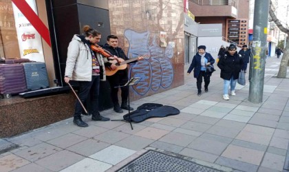 Soğuk hava genç müzisyenlere engel olmadı