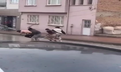 Sokak ortasında ’borç’ kavgası, sopalarla dövdüler