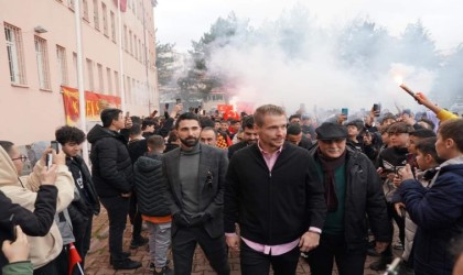 Stada değil, okula geldiler