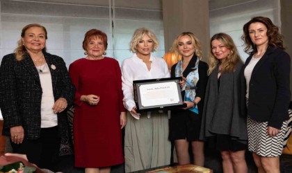 Süperstardan Sanatta Engel Yok Vakfına destek