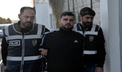 Şüpheli, polisi görünce pencereden atladı
