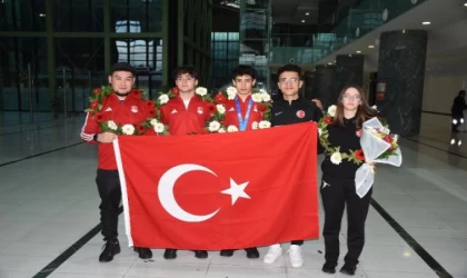 Sürat pateni milli sporcularına İzmir’de coşkulu karşılama