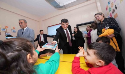 Sürpriz hediyeler, anaokulu öğrencilerini mutlu etti