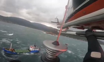 Sürüklenen geminin mürettebatı helikopterle kurtarıldı