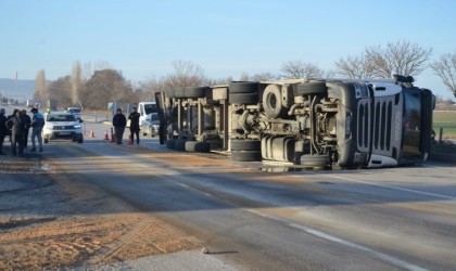 Süt ürünleri yüklü tır devrildi: 1 yaralı