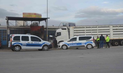 Tamir ettiği tırın kabininin altında kalan usta hayatını kaybetti