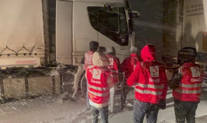 Tendürek Geçidinde bekleyen tır sürücülerine Kızılaydan kumanya