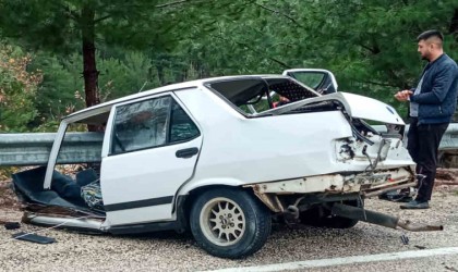 Tırla çarpışan Tofaş ortadan ikiye ayrıldı: 1i ağır 2 yaralı