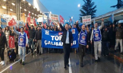 Tofaş işçisi yağmur çamur demeden nöbete devam ediyor