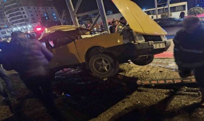 Tofaş otomobil çarptığı direkte asılı kaldı: 4 yaralı