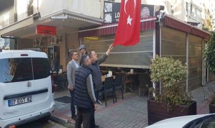 Türk bayrağını bıçakla kesen şahıs, önce güvenlik kameralarına sonra polise yakalandı