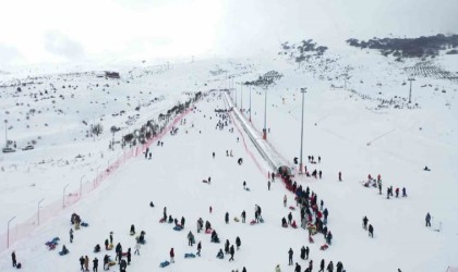 Türkiyenin en ekonomik kayak merkezi, vatandaşların akınına uğradı
