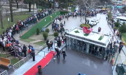 Uludağ’a teleferikle çıkmak isteyenler, 1 kilometre kuyruk oluşturdu