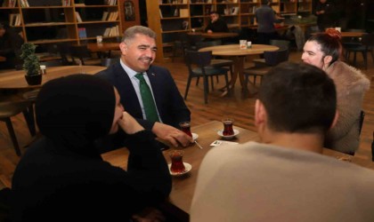 Vali Aslan, millet kıraathanesinde gençlerle sohbet etti