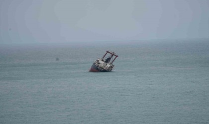 Yan yatarak Kastamonuda kıyıya vuran yük gemisi batma tehlikesi yaşıyor