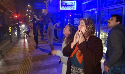 Yaşlı karı kocanın alev alev yanan binada olduğu ihbarı mahalleliyi sokağa döktü
