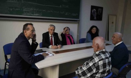 Yaşlı öğrenciler mezun olmak istemeyince, çözüm yüksek lisansta bulundu