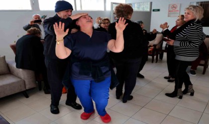 Yaşlılardan oluşan koro, huzurevinde kalan akranlarına konser verdi