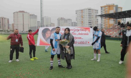 Yeşil sahada sürpriz evlilik teklifi