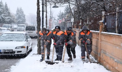 Yeşilyurt Belediyesi ekipleri, kar yağışına hızla müdahale ediyor