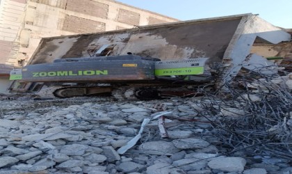 Yıkım esnasında bina iş makinesinin üzerine çöktü, operatör yaralandı