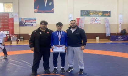 Yunusemreli güreşçi Manisaya gümüş madalyayla döndü