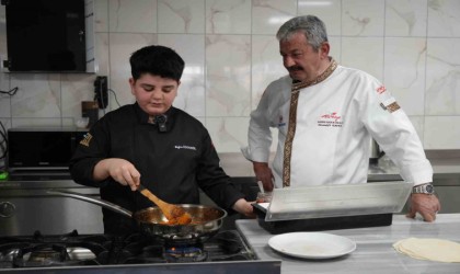 13 yaşındaki Buğra, depremzedelere yemek yaparken aşçılığa merak saldı