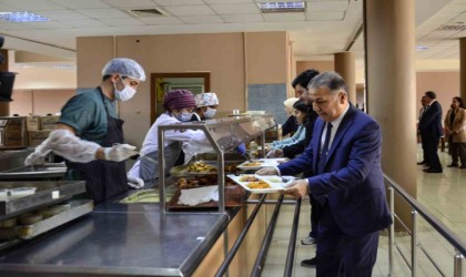 3 çeşit yemek 14 TL: Menüyü bu kez öğrenciler belirledi, rektör de eşlik etti