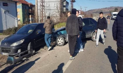 3 kişinin yaralandığı kaza kamerada