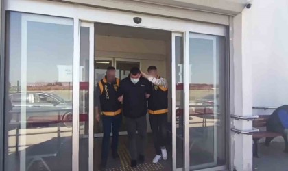 Adanada bir eve yapılan baskında 5 tabanca ve parçaları ele geçirildi